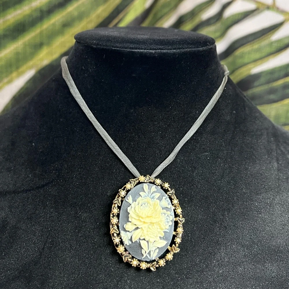 VTG| Floral Cameo Necklace 🌷🪷